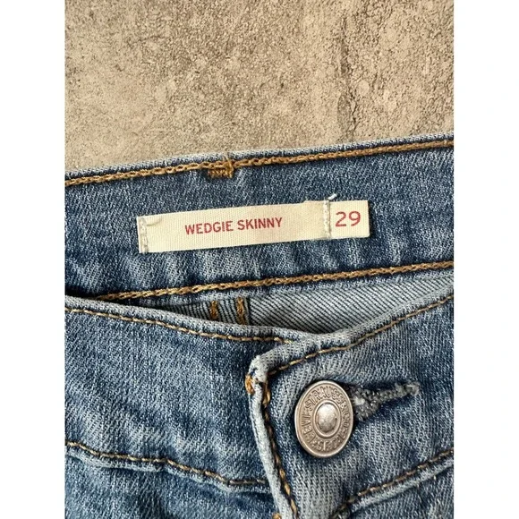 Levis Wedgie Straight High Rise Distressed Light Wash Blue Jeans 29 52303-0000 - Picture 4 of 6